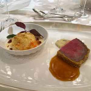 メインのお肉料理を試食でいただきました。美しく、味はもちろん目でも楽しめる満足度の高い一皿でした。