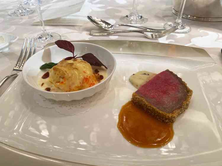 メインのお肉料理を試食でいただきました。美しく、味はもちろん目でも楽しめる満足度の高い一皿でした。