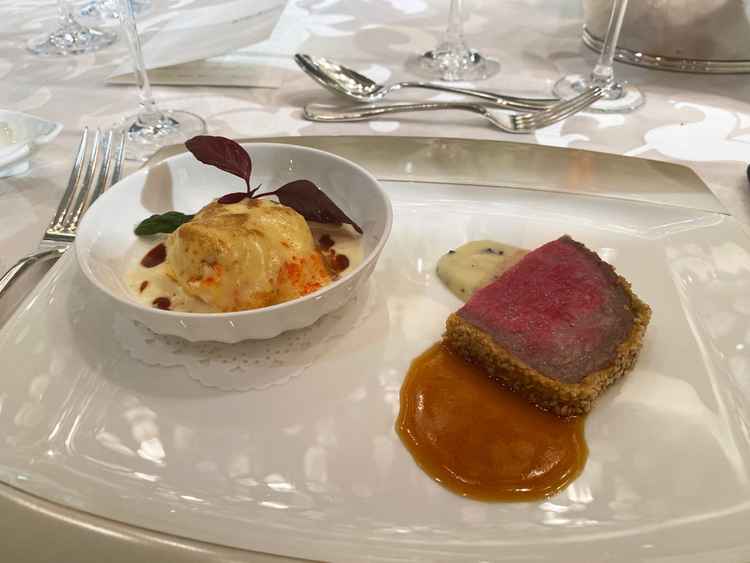 メインのお肉料理を試食でいただきました。美しく、味はもちろん目でも楽しめる満足度の高い一皿でした。