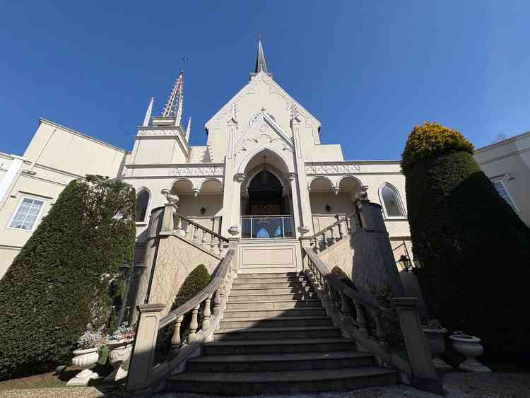 チャペルの外観。挙式後ゲストがここで待っているので、登場した際に上から全員の顔が見られるのが魅力的。