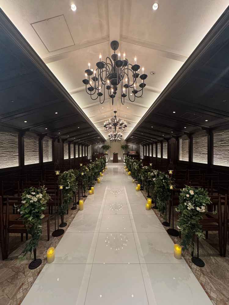 木目のチャペルは安心感があり、1番奥には滝が流れており、すごく落ち着ける雰囲気になっていました。