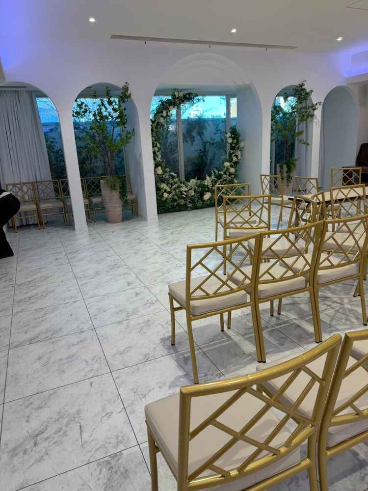 挙式会場。見学中にも関わらず、配置換えをしておりイメージが掴めず。