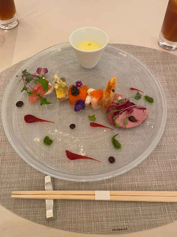 華やかな見た目の前菜は味も美味しかったです。