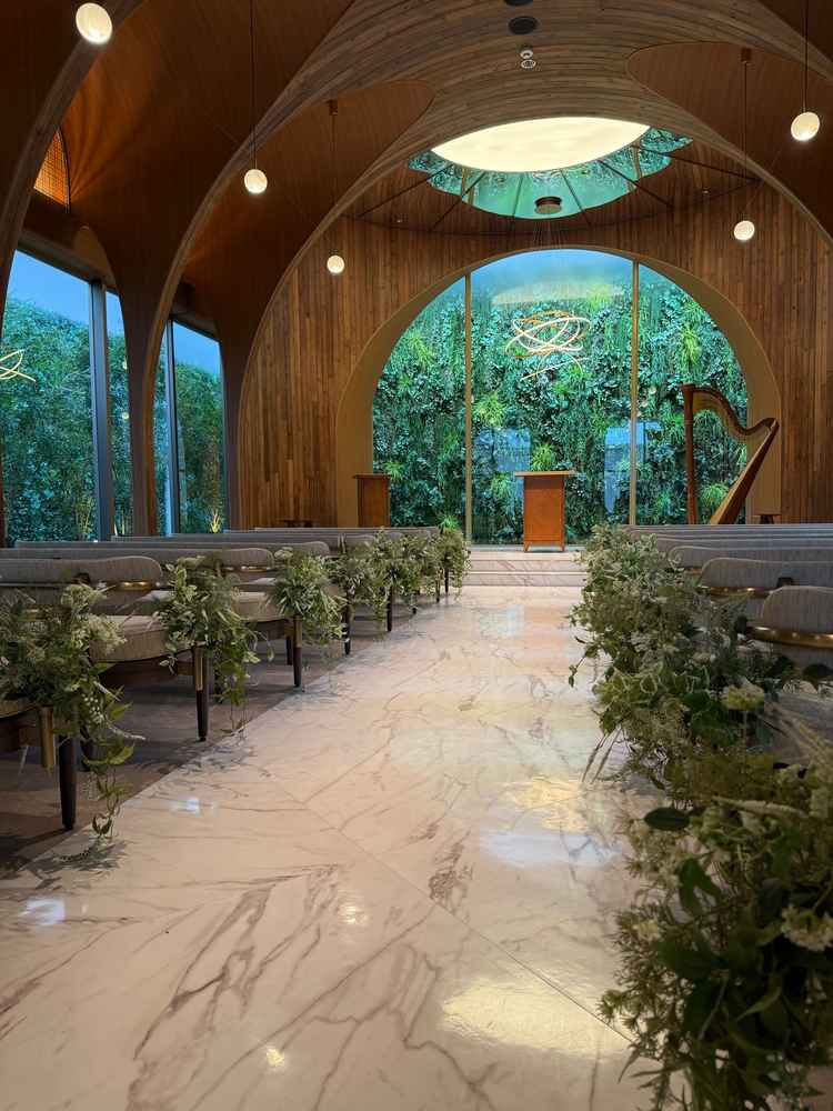 木材を使用したチャペル。チャペルに入った瞬間の木の香りも癒されました。