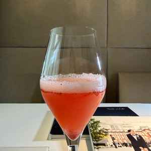 ウェルカムドリンクの一枚。苺のカクテルをいただきましたが、手が込んだドリンクでとても美味しかったです