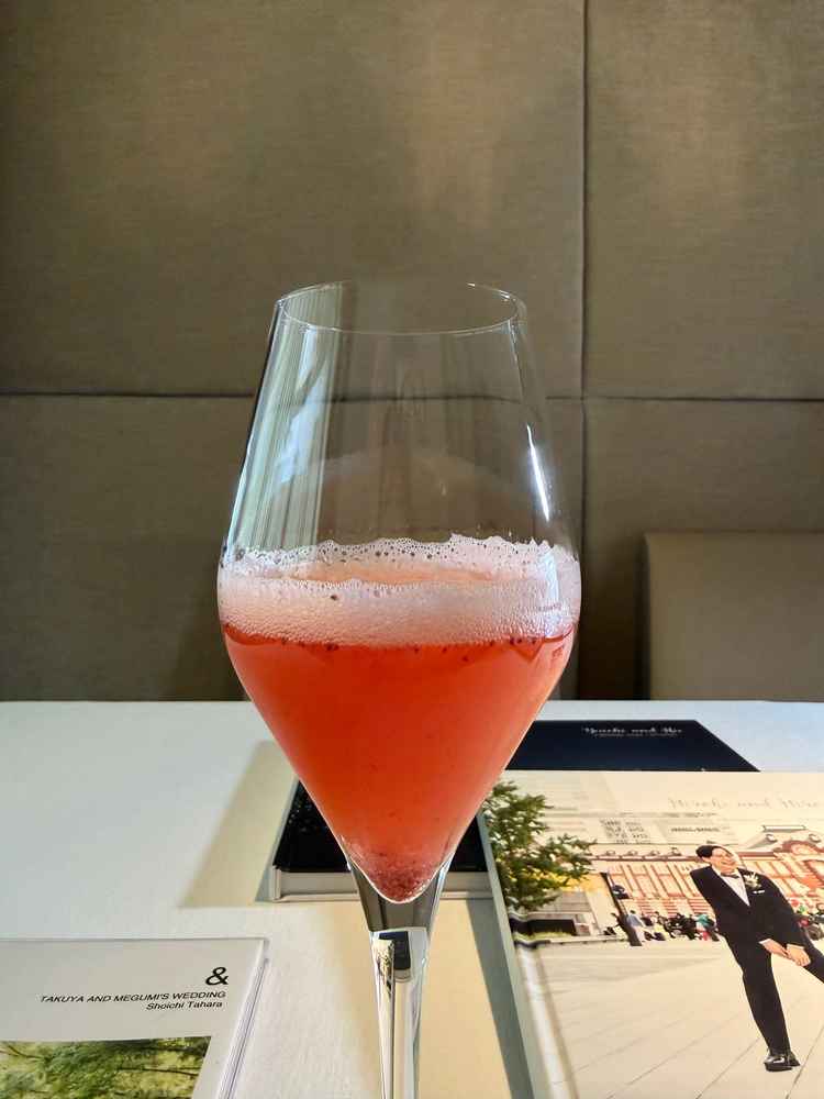 ウェルカムドリンクの一枚。苺のカクテルをいただきましたが、手が込んだドリンクでとても美味しかったです