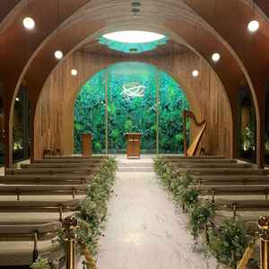 式場正面から。夜の時間帯。夜でも全面はライトアップしていた。