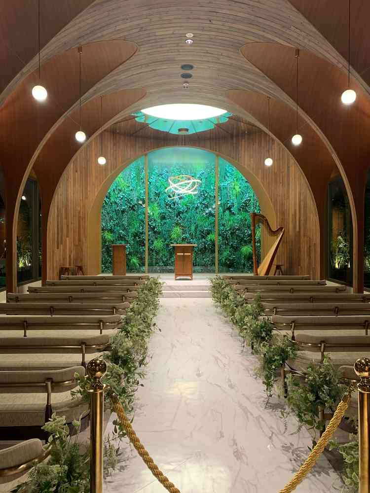 式場正面から。夜の時間帯。夜でも全面はライトアップしていた。