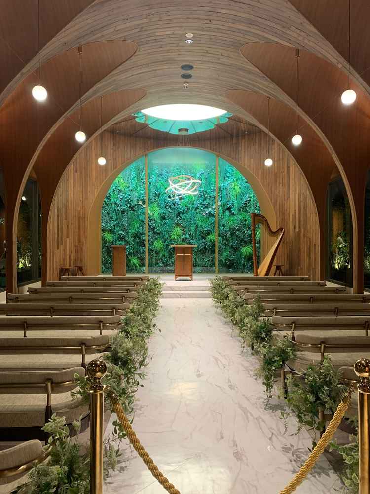 式場正面から。夜の時間帯。夜でも全面はライトアップしていた。