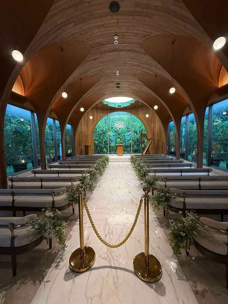 木目調のチャペル。ほのかに木の匂いも感じられる、落ち着いた雰囲気。