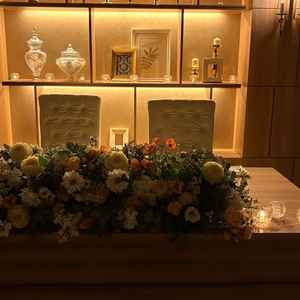 披露宴会場。カーテンを閉め切りキャンドルだけのライティングも、素敵だった。