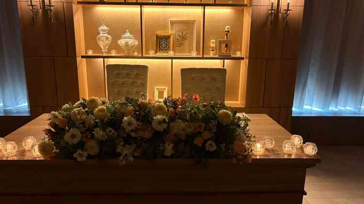 披露宴会場。カーテンを閉め切りキャンドルだけのライティングも、素敵だった。