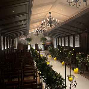 もう1つのチャペルはブラウン基調で、落ち着いた雰囲気でした。チャペルを選択できることが良かったです。