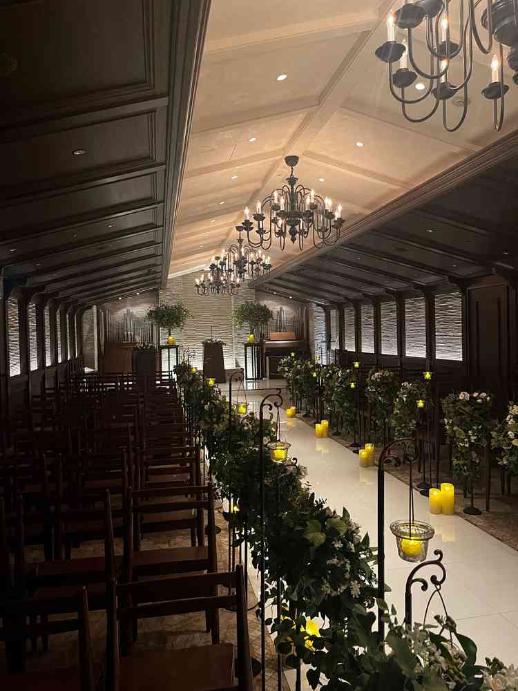 もう1つのチャペルはブラウン基調で、落ち着いた雰囲気でした。チャペルを選択できることが良かったです。