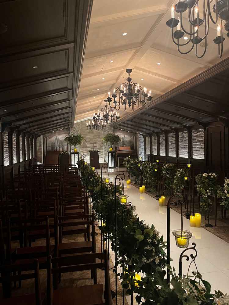 もう1つのチャペルはブラウン基調で、落ち着いた雰囲気でした。チャペルを選択できることが良かったです。