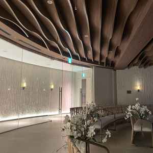 チャペルのバージンロードと椅子