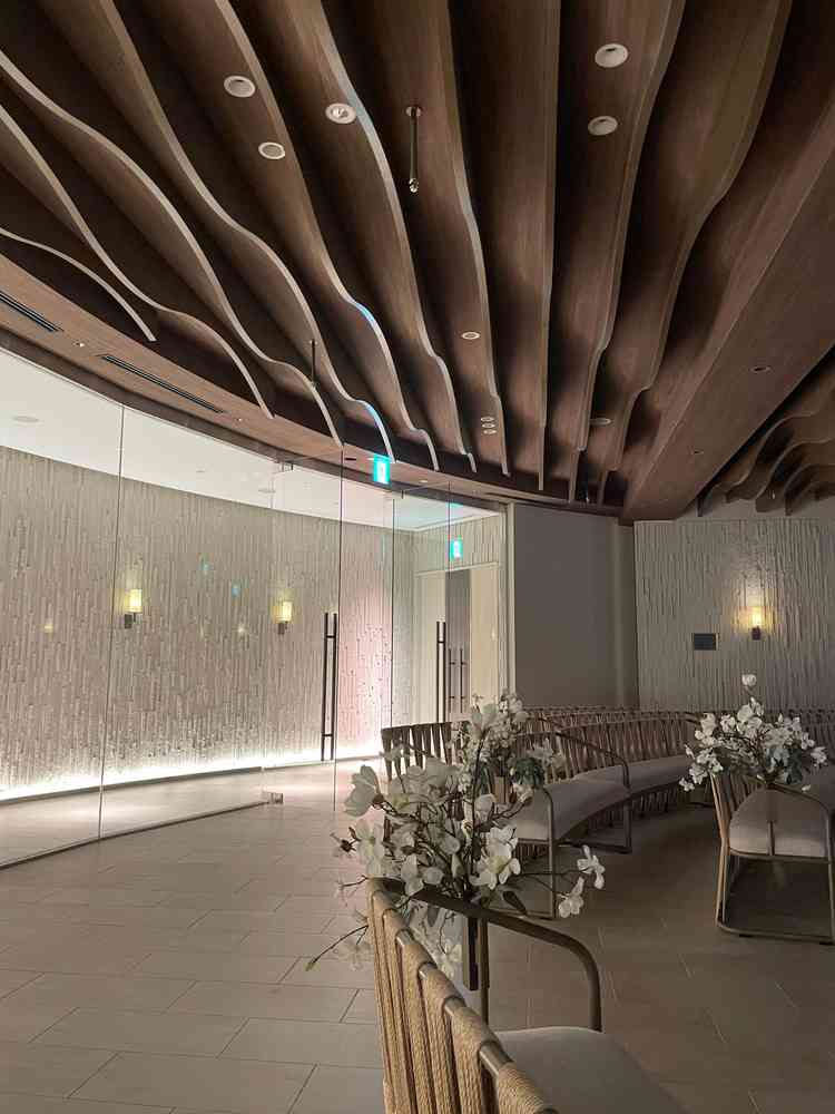 チャペルのバージンロードと椅子