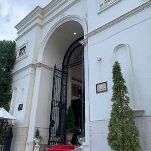 式場入り口。1棟貸切のため、特別感のある入り口。入り口にスタッフが立っているため、参列者も安心。