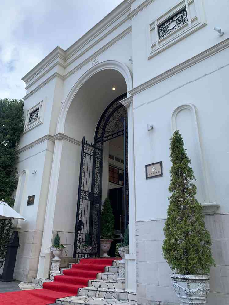 式場入り口。1棟貸切のため、特別感のある入り口。入り口にスタッフが立っているため、参列者も安心。