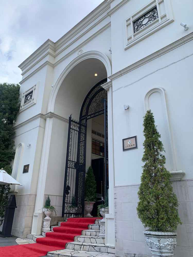 式場入り口。1棟貸切のため、特別感のある入り口。入り口にスタッフが立っているため、参列者も安心。