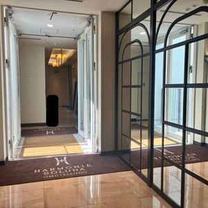 入って右手の大きな鏡の壁。女性ゲストには写真映えで喜んでもらえそうで個人的にお気に入りでした。