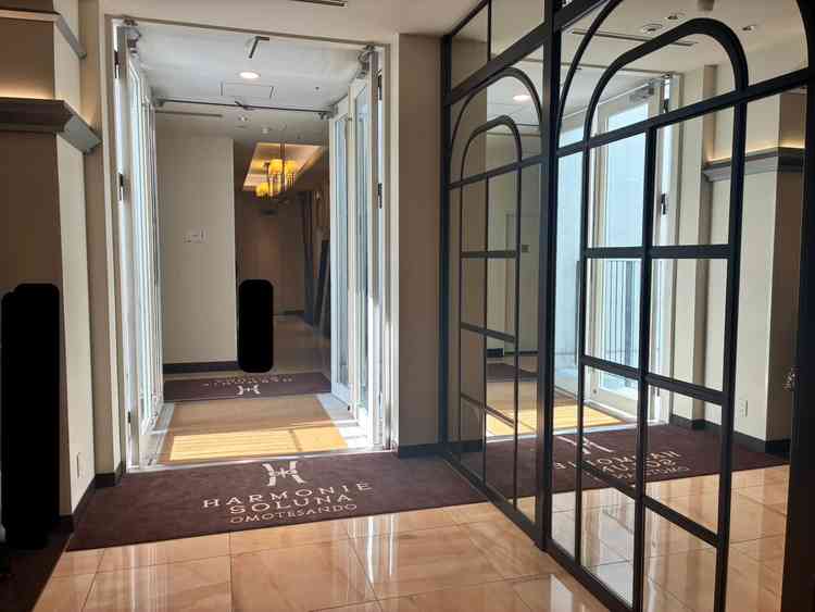 入って右手の大きな鏡の壁。女性ゲストには写真映えで喜んでもらえそうで個人的にお気に入りでした。