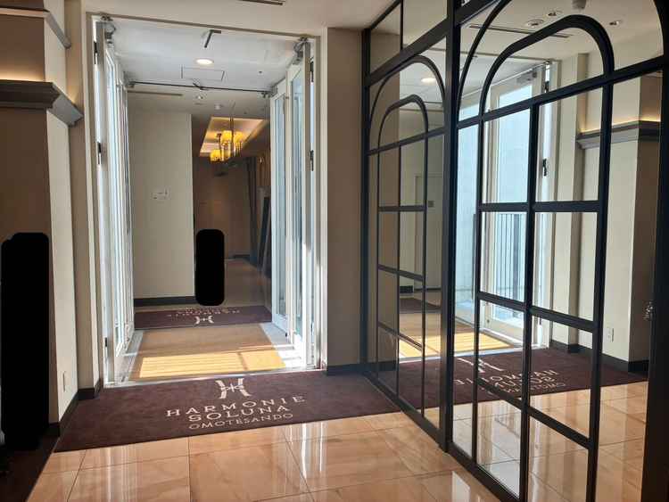 入って右手の大きな鏡の壁。女性ゲストには写真映えで喜んでもらえそうで個人的にお気に入りでした。