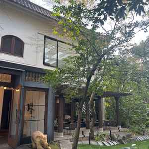 入り口は他にはないデザインでお洒落な雰囲気