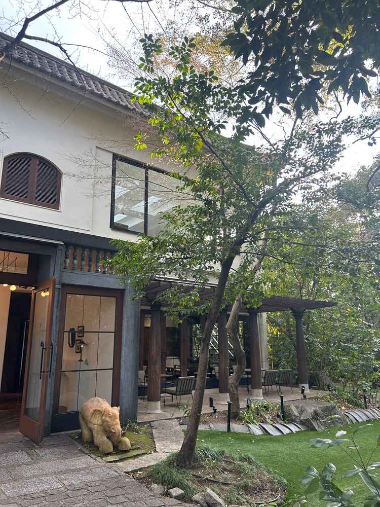 入り口は他にはないデザインでお洒落な雰囲気