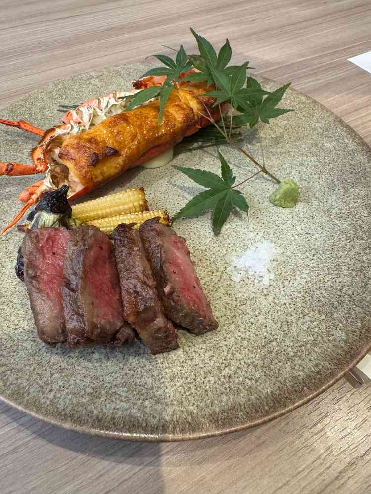 実際のお料理です。お肉も海老も美味しかったですが、特に海老が美味しかったです
