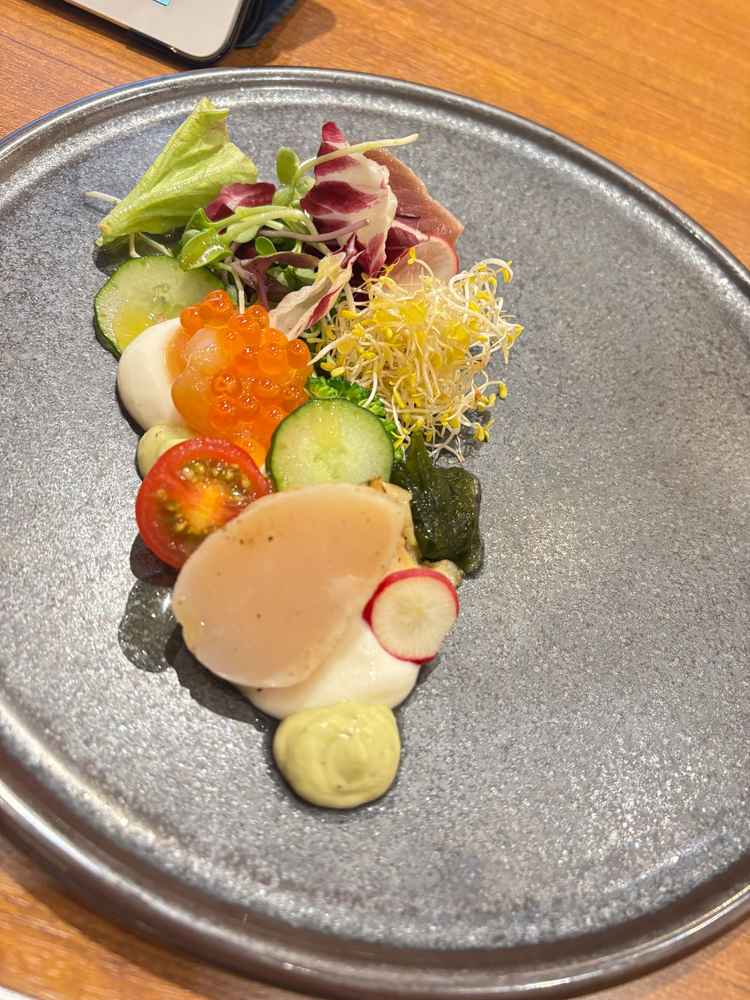 融合寿司。和フレンチという創作料理。見た目も面白いが味も抜群に美味しい。来た人が楽しめる料理である。