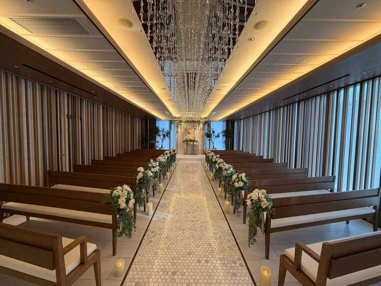 木目調で自然光も入る素敵な挙式会場。こじんまりとしたサイズ感なので後ろの席でも遠く感じず良かった。