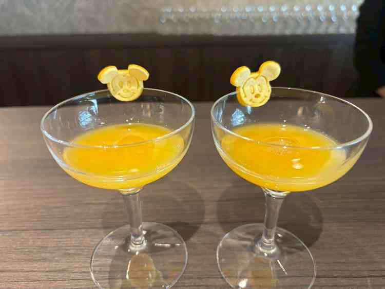 ソフトドリンク。果汁仕上げのオレンジジュース。