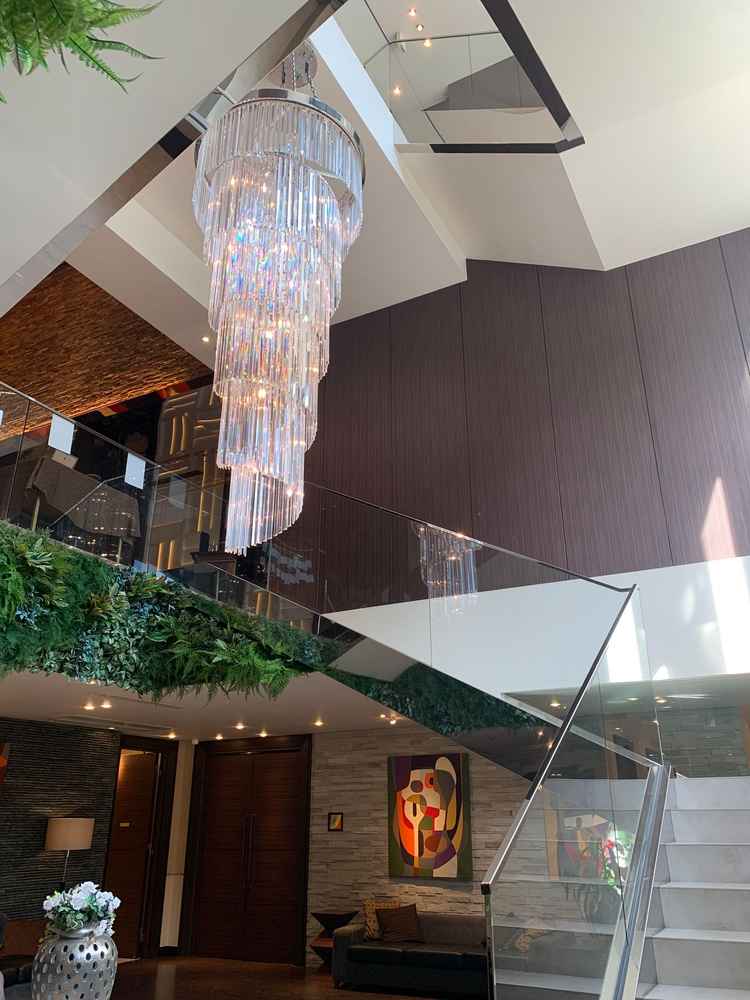 待合スペースの大きなシャンデリアが美しく、飾られている絵もすてきだった。