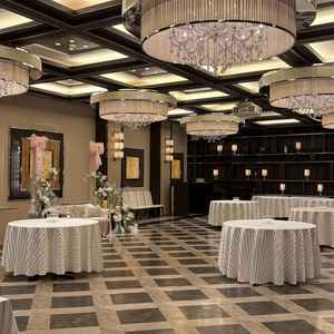 外のガーデンと一体感があり、明るく華やかな雰囲気が印象的でした。