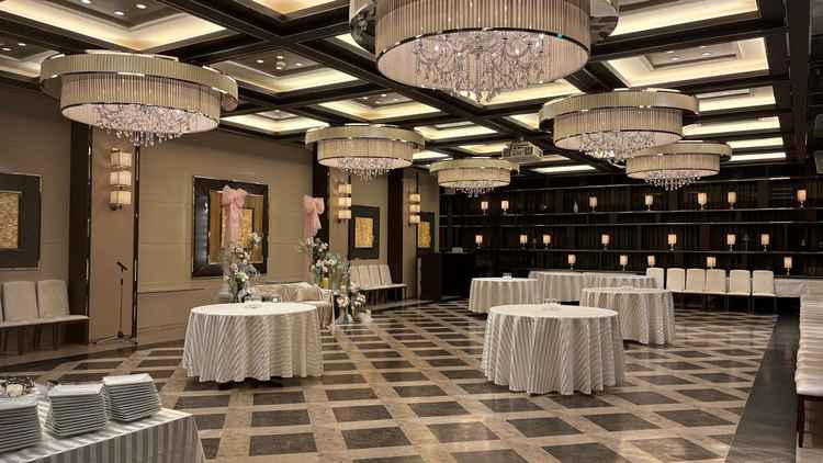 外のガーデンと一体感があり、明るく華やかな雰囲気が印象的でした。