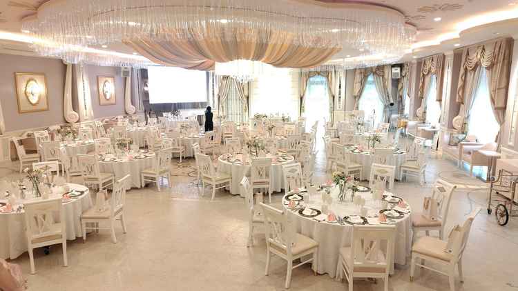 広い披露宴会場。色使いが部屋の雰囲気に合っていて良かったです。