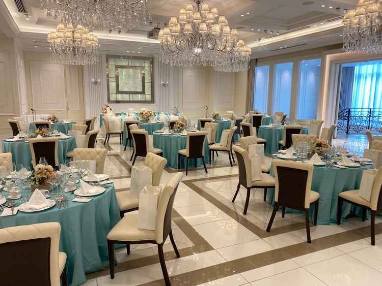 ヨーロピアンクリスタル。テーブルクロスの色が自由に変更可能なため、自分カラーに変更可能。