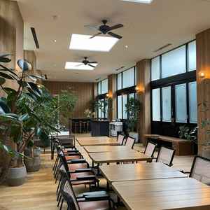 ウェルカムパーティができる待合室。挙式場が見えるガーデンも繋がってます。