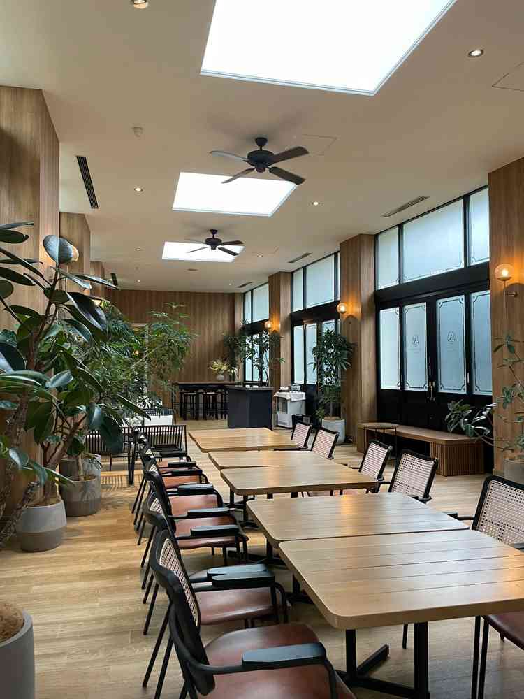 ウェルカムパーティができる待合室。挙式場が見えるガーデンも繋がってます。