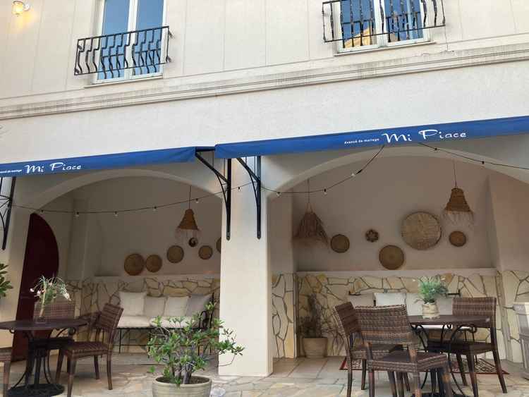 中庭のベンチもとっても素敵でした。地中海の街並みが再現されています。