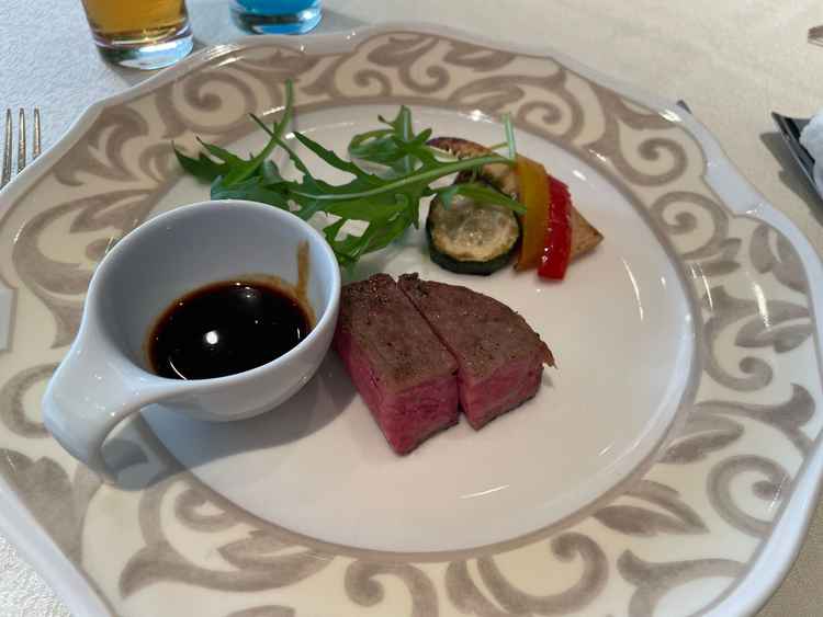 肉料理。ソースを2種類から選べて、どちらも最高に美味しかった。フランベ演出もして頂き最高でした。
