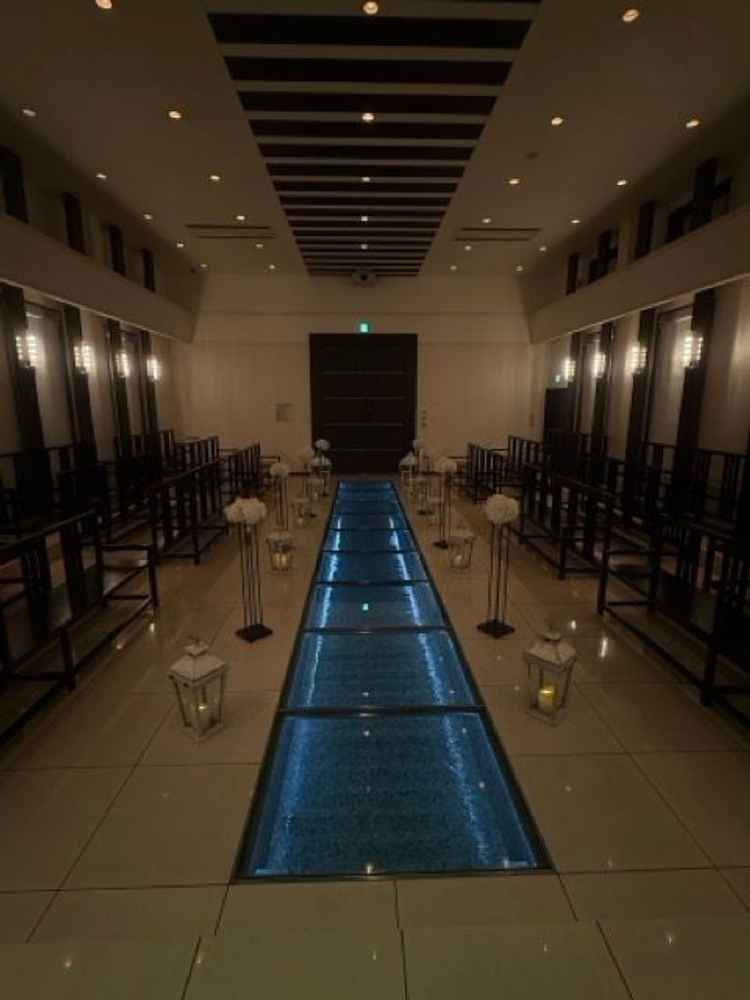 挙式会場。シックで落ち着いた雰囲気