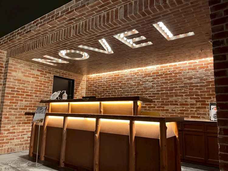 入ってすぐのクロークにあたる場所です。1階からの直通エレベーターを降りてすぐで動線が良さそうでした。