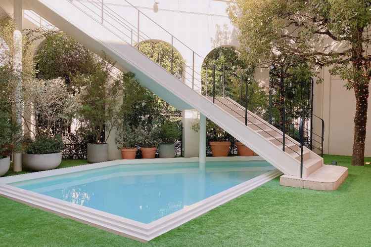 披露宴会場まで行くとこ。フラワーシャワーとかもここでする