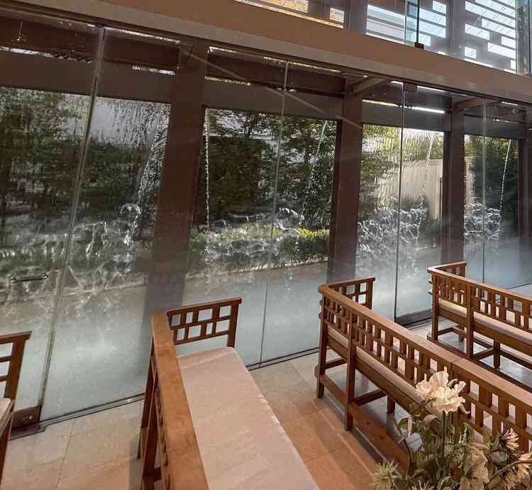 滝の演出が素敵でした。