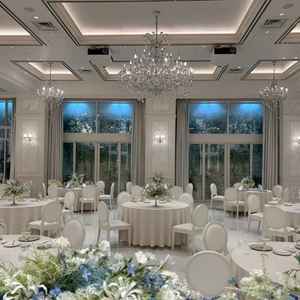 披露宴会場（パリス）。白基調で華やかさがあり天井も高いので解放感もありました。高砂から全体も見渡る