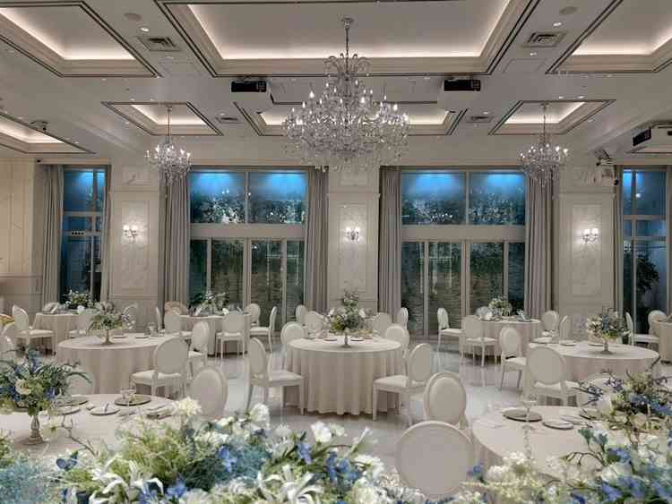 披露宴会場（パリス）。白基調で華やかさがあり天井も高いので解放感もありました。高砂から全体も見渡る