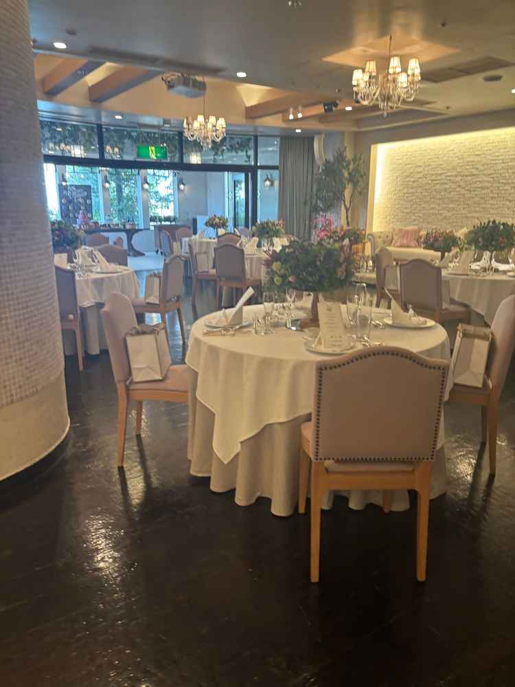 ここは雨でも外の空気を感じられるところで全天候型。今回はデザートビュッフェも飾られており良い印象