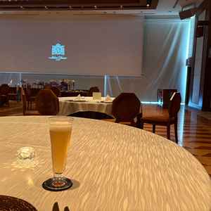 試食で使用した披露宴会場。ライブキッチンあり。スクリーンがとても大きい。